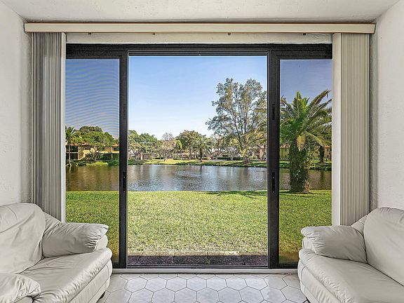 2nd image of 9283 Vista Del Lago