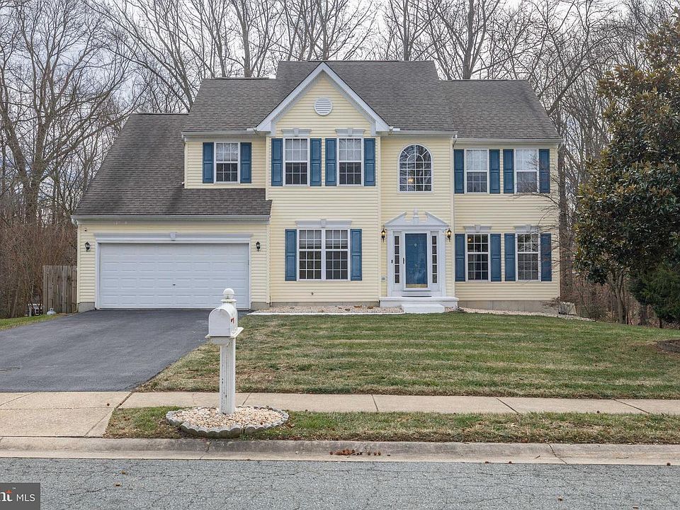 1st image of 8 Stirling Dr