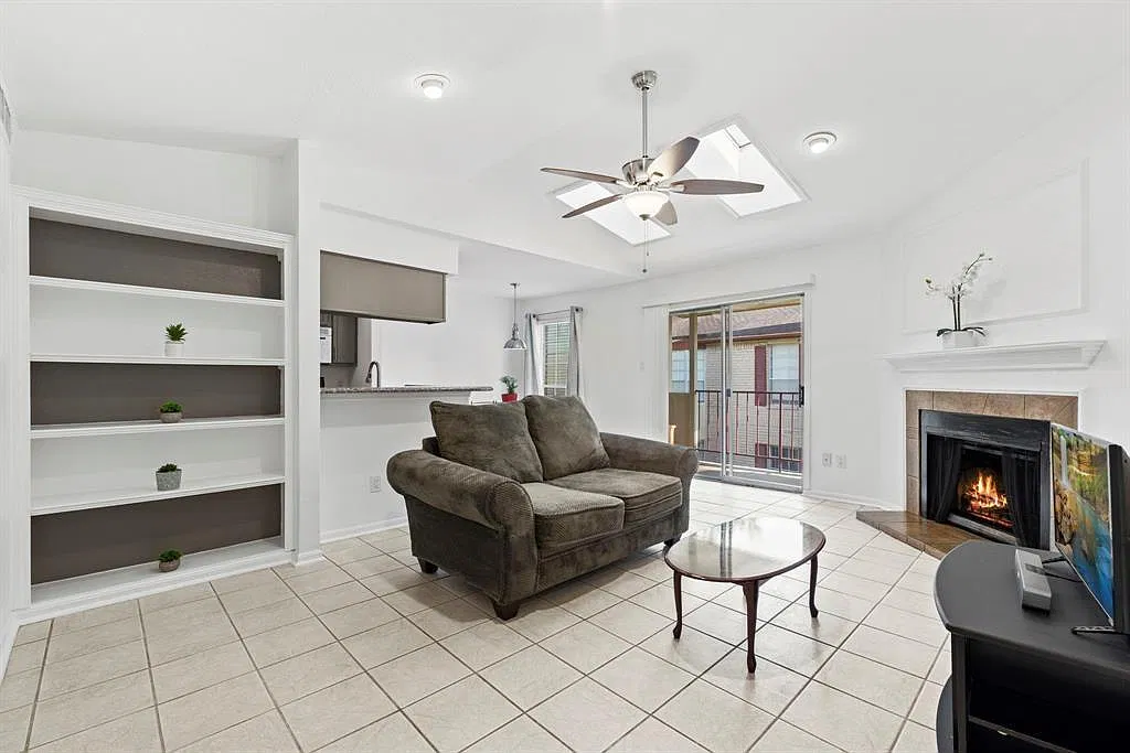 1 bed, 1.0 bath, 789 sqft, $1,200 — Photo 3