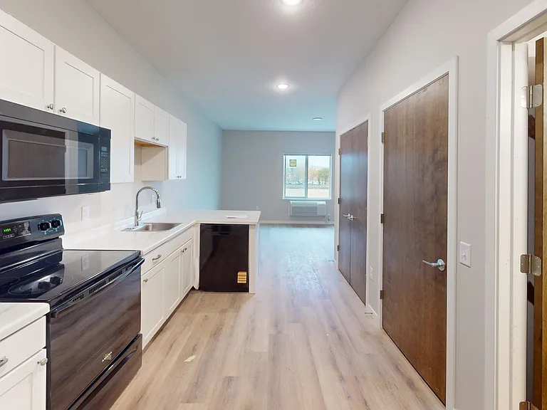 South Pointe Apartments — Photo 15