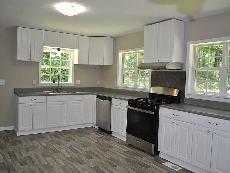 Bright Kitchen with lots of windows and cabinets