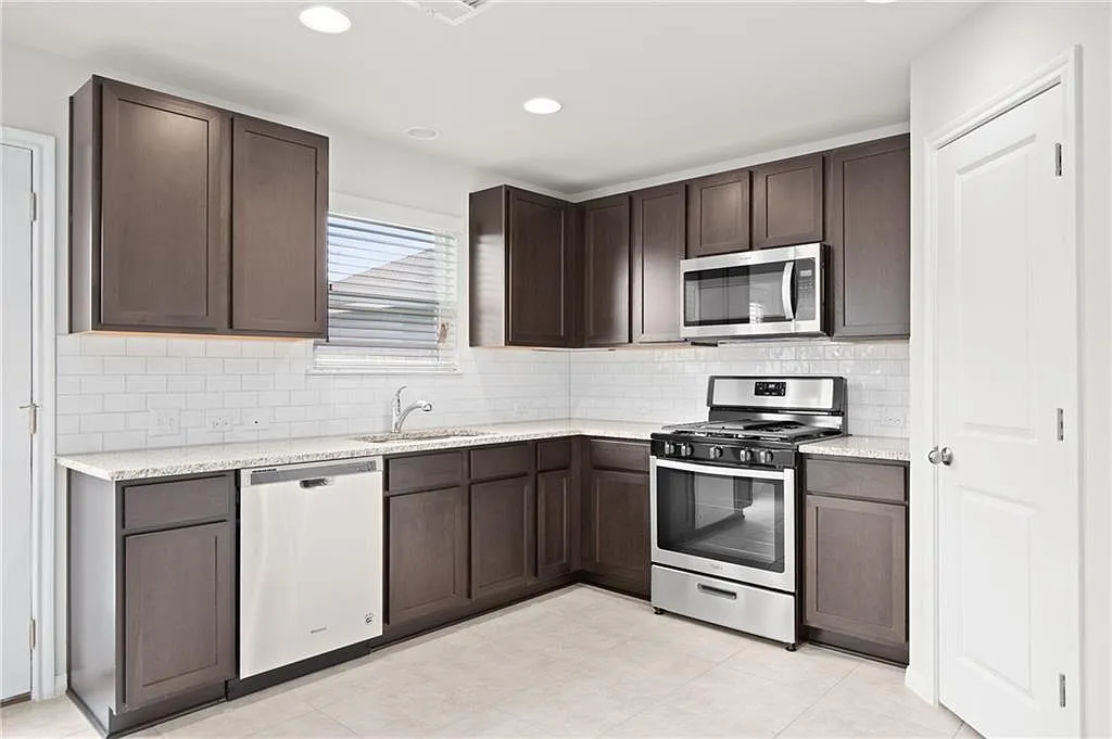 3 bed, 2.5 bath, 1280 sqft, $1,995 — Photo 3