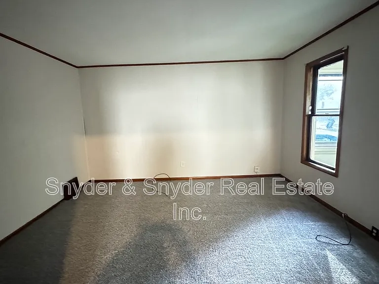 391 E Voris St — Photo 3