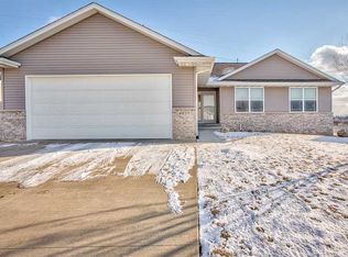 4015 Hawk Ave SW, Cedar Rapids, IA 52404