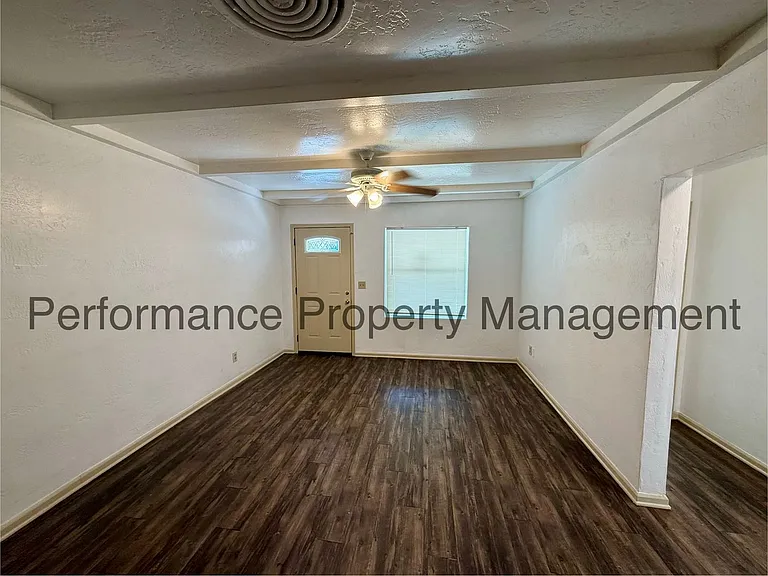 Woodrow Ave 720 — Photo 10