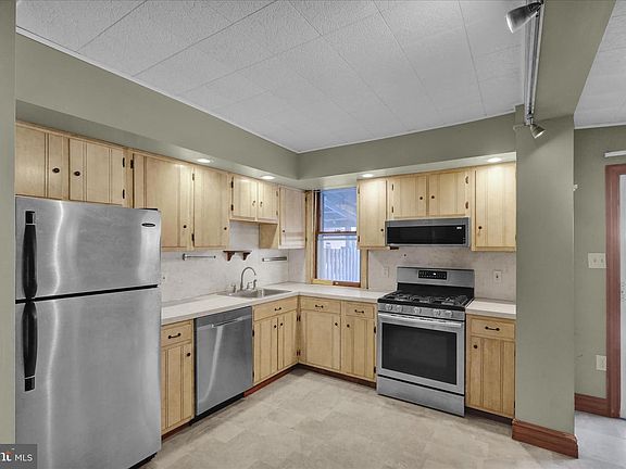 2nd image of 815 W Gordon St