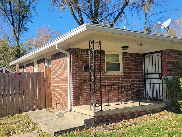 1230 Taylor Dr W — Photo 1