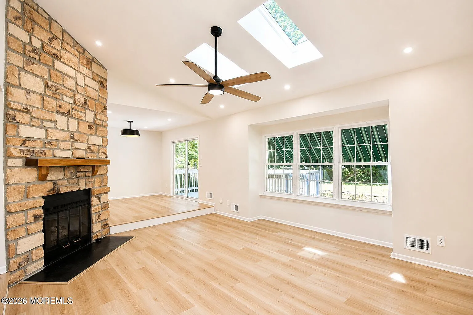 2 bed, 1296 sqft, $3,975 — Photo 3