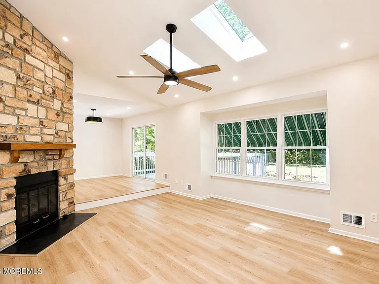 99 Oak Ln — Photo 3
