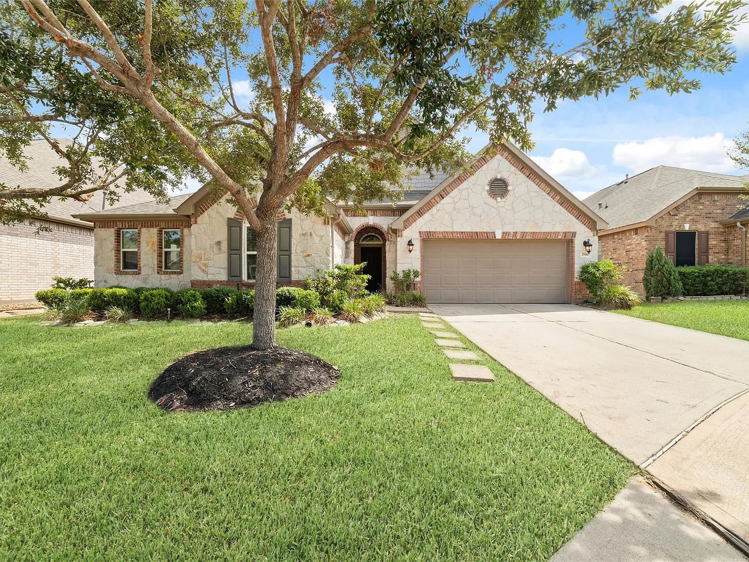3 bed, 2.5 bath, 2914 sqft, $2,500 — Photo 2