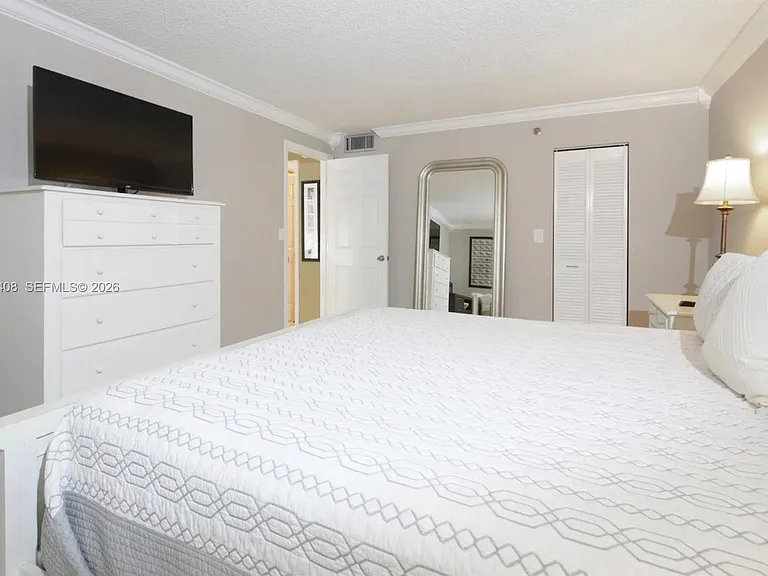 2625 Collins Ave #320 — Photo 8