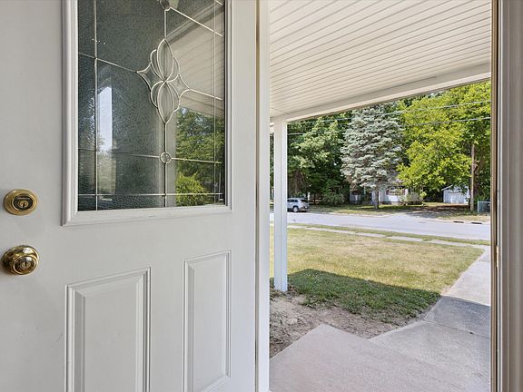 5th image of 902 Waukonda Ave