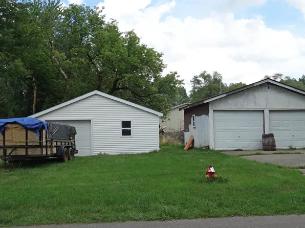 620 Lansing St, Chesaning, MI 48616