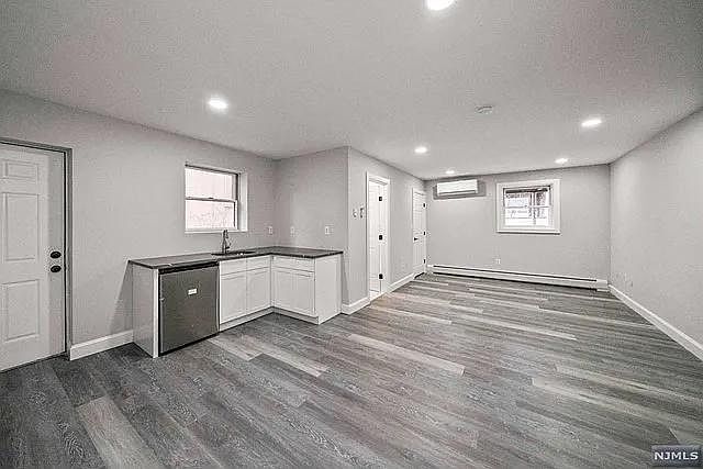 1st image of 405 Lawton Ave Unit A-405a