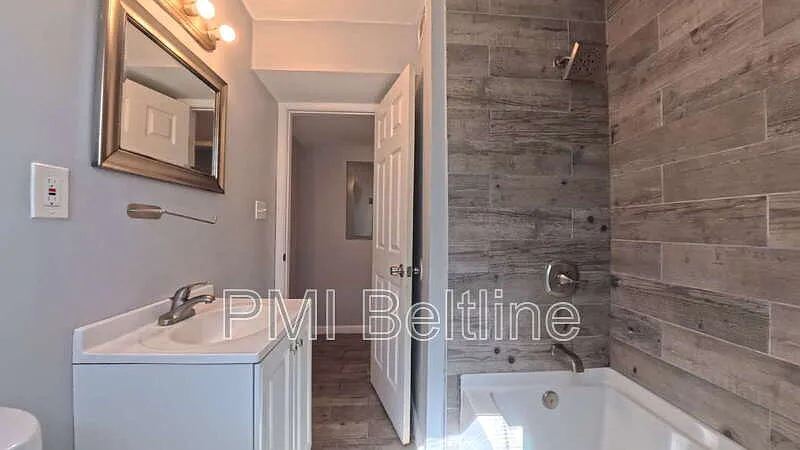 Building Photo - 1408 Lyle Ave #A