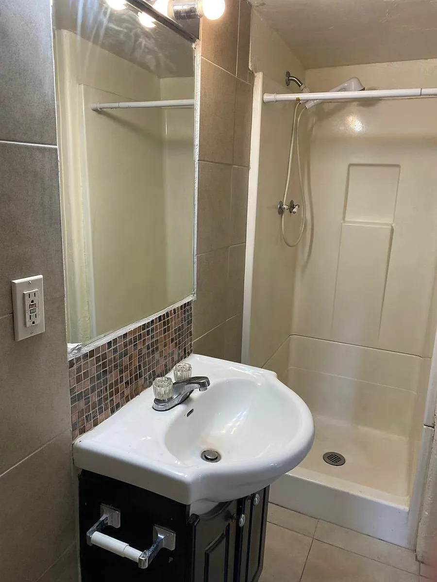Shower - 1616 N Richey Blvd