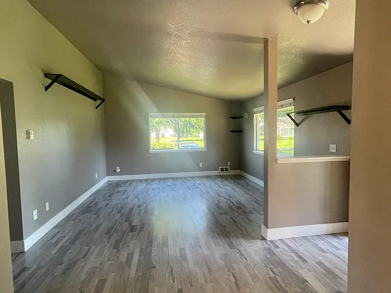 649 Bavarian Ln SE — Photo 3