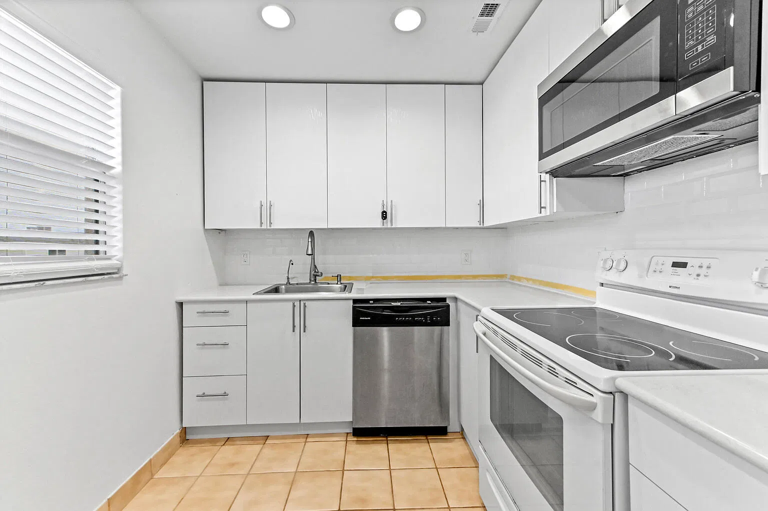 2 bed, 2.0 bath, 880 sqft, $1,700 — Photo 3