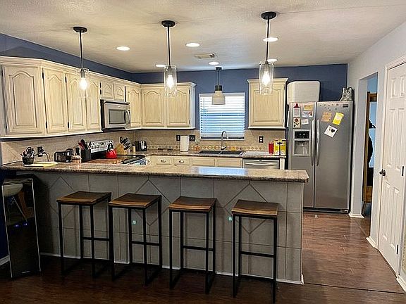 4th image of 5926 Woodridge Park