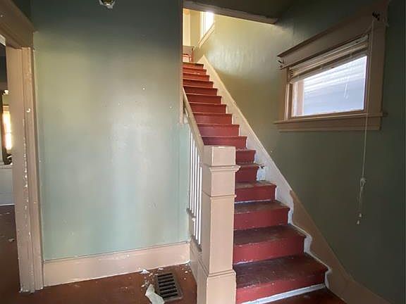5th image of 914 2nd Ave S