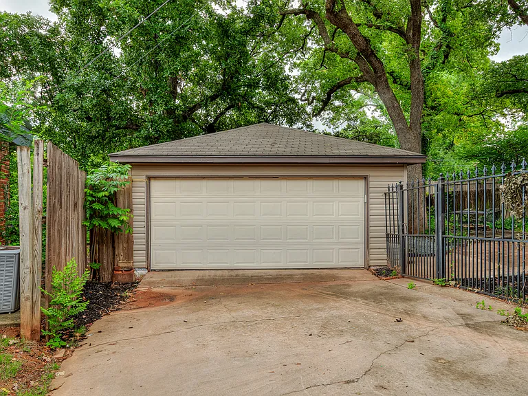 4620 N Harvey Pkwy — Photo 39