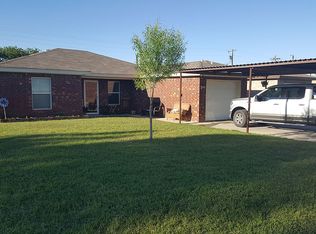 601 8th St, Plains, TX 79355