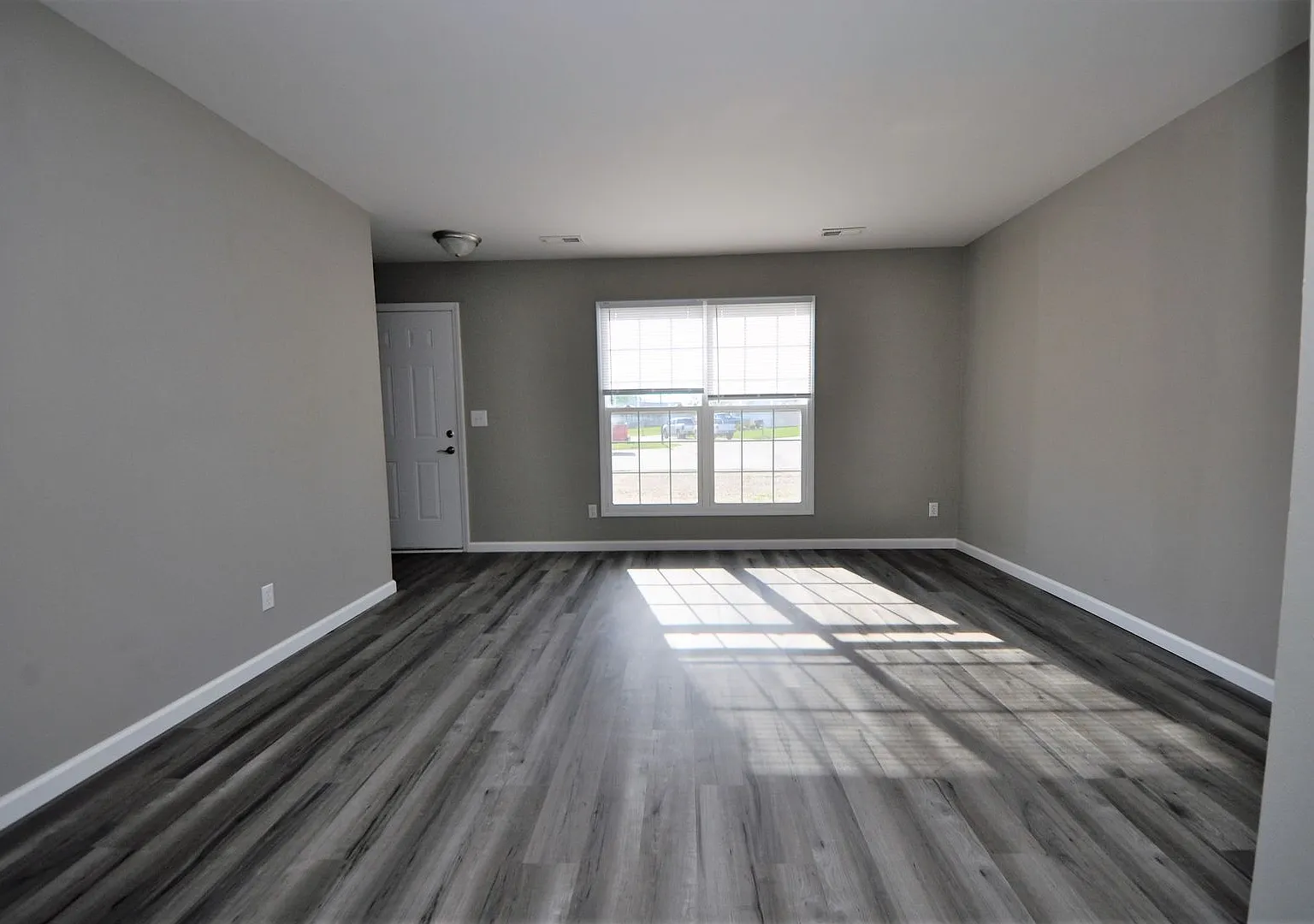 Large Two Bedroom 1.5 Bathroom Townhome Located in the Heart of Warrenton — Photo 4