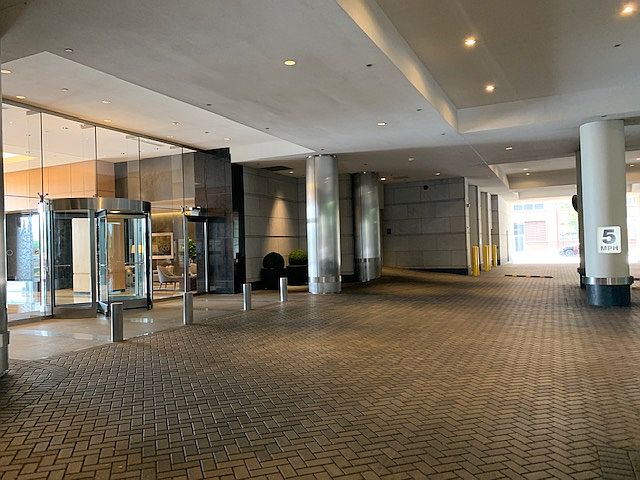 Portico entrance of 600 LSD 