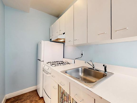 3rd image of 325 W 45th St APT 203