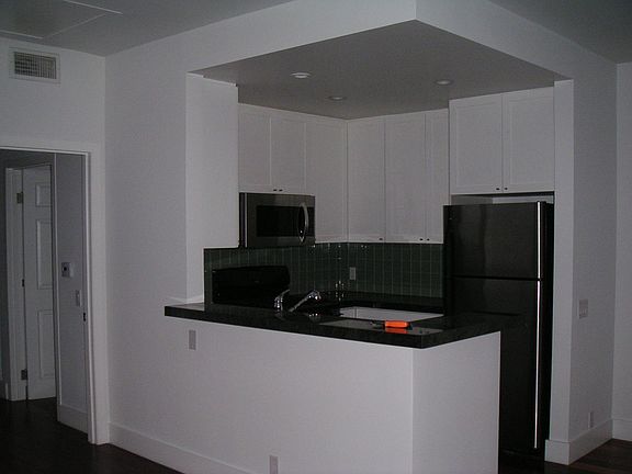 3rd image of 4835 Elmwood Ave APT G
