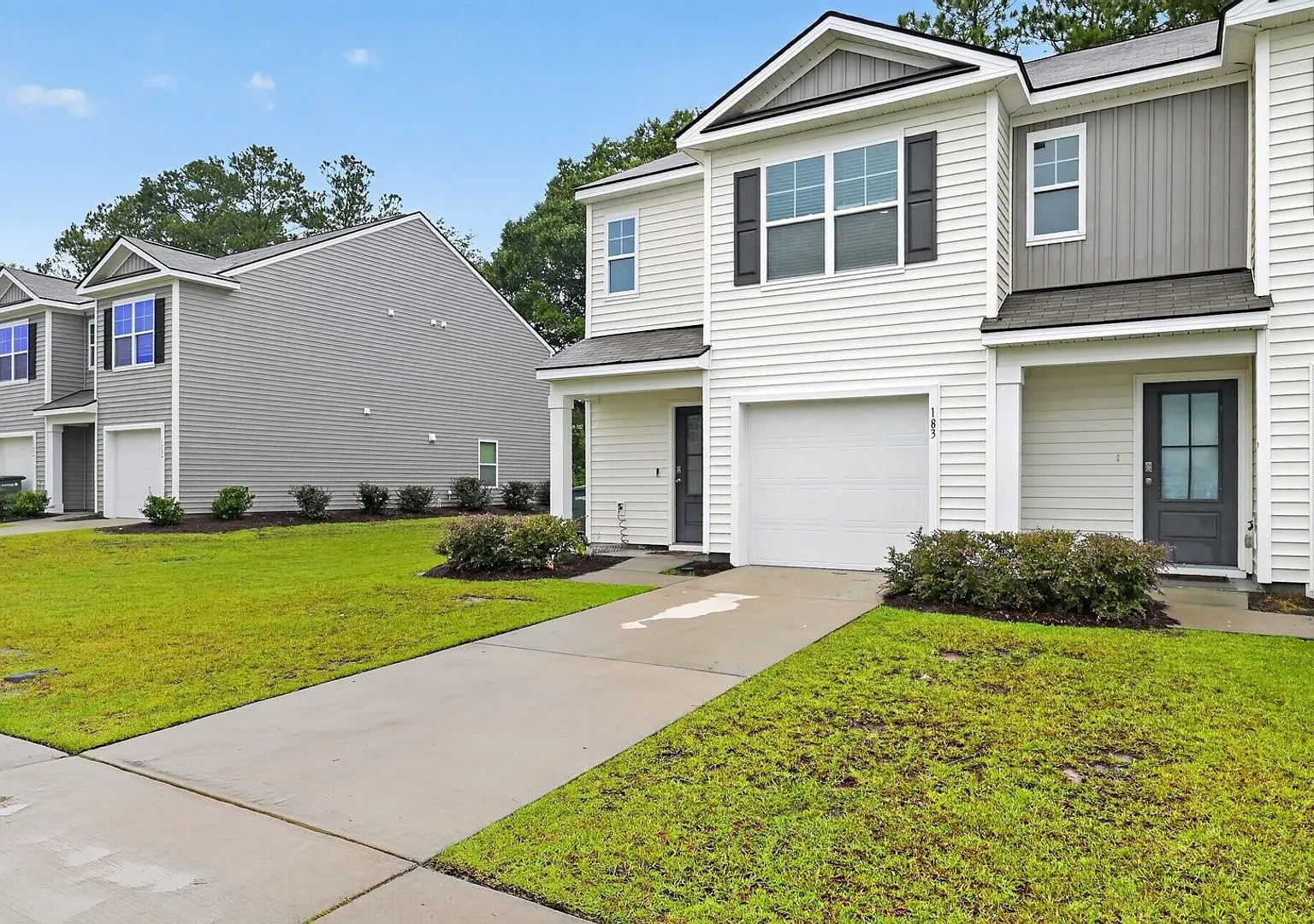 Spacious & Stylish 3BD/2.5BA Townhome in Bloomingdale — Photo 2
