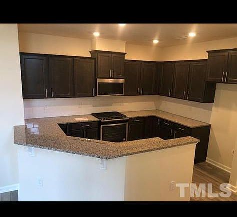 5th image of 215 Eagleson St