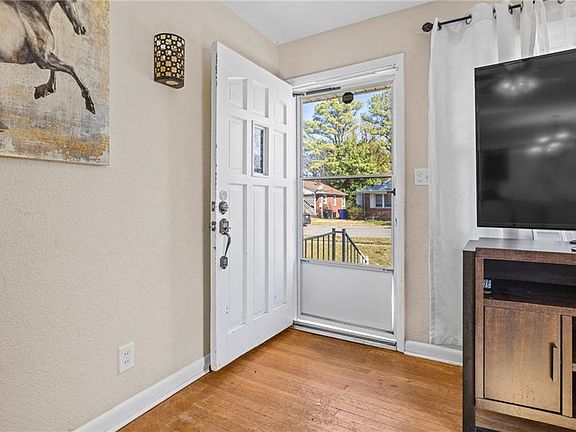 2nd image of 1049 Vista St