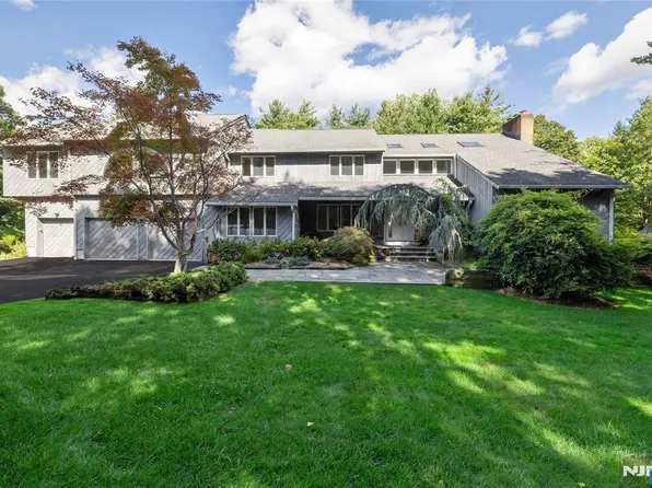 22 Angela Ct, Woodcliff Lake, NJ 07677