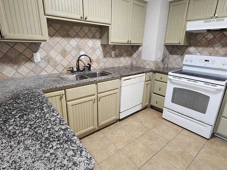 808 Howell Dr — Photo 9
