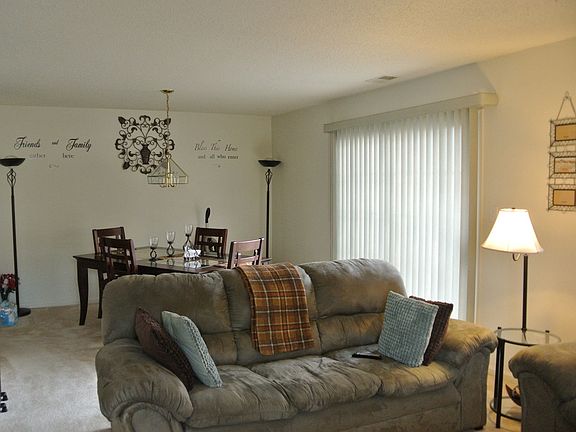 FAMILY ROOM / DINING ROOM