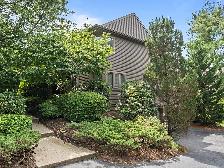 22 Pamrapo Ct W — Photo 43