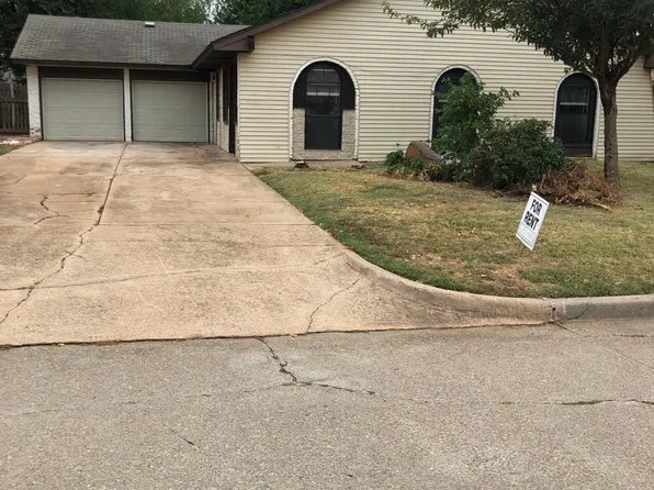 713 Wood Crest St, Moore, OK 73160