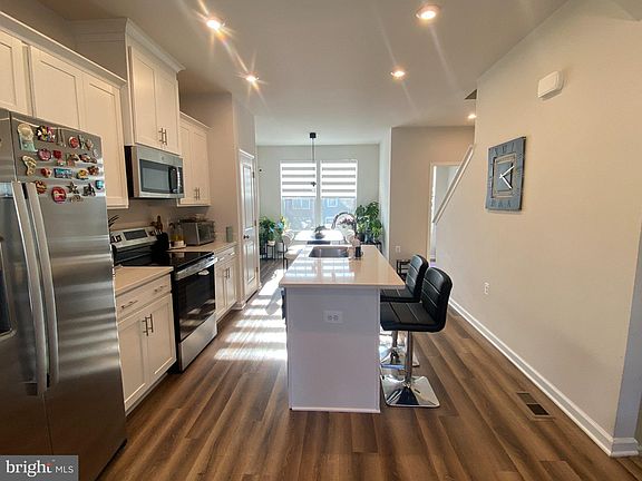 3rd image of 123 Anthem St