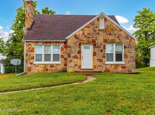 1127 E Main St, Linn, MO 65051