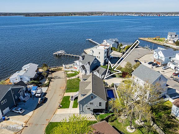 3rd image of 8 Bay Breeze Drive W