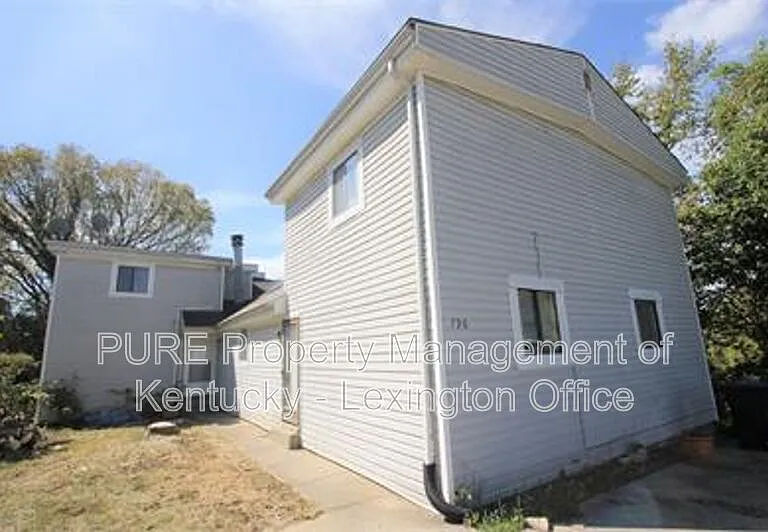 796 Ridgeview Dr — Photo 2