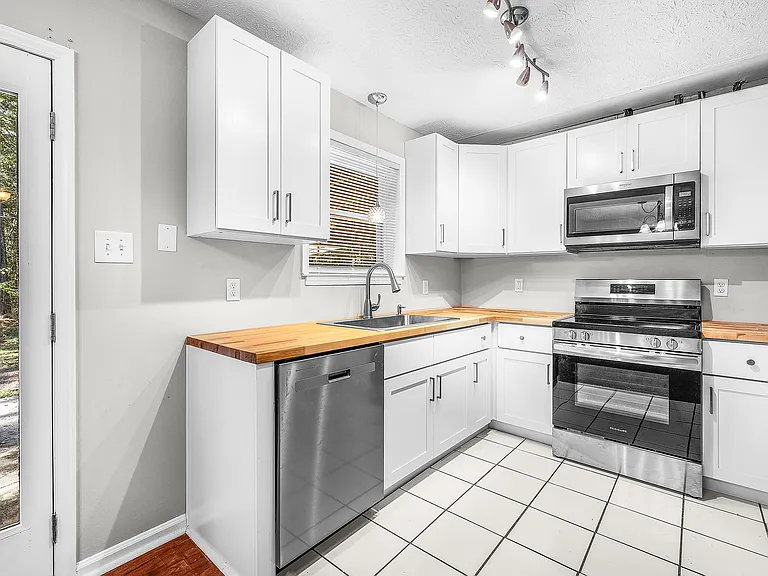 615 W Tietgen St — Photo 7