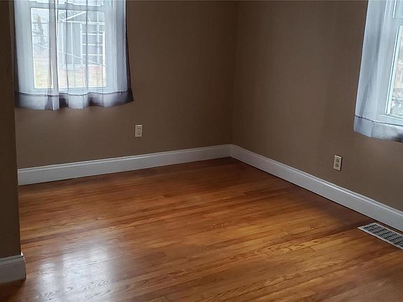 5th image of 194 Deane Ct