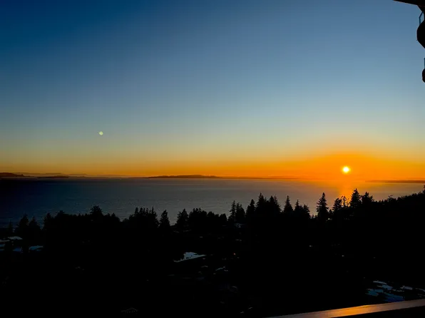 1501 Foster St #1403, White Rock, BC V4B 5L8