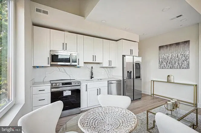 2 bed, 830 sqft, $2,850 — Photo 2