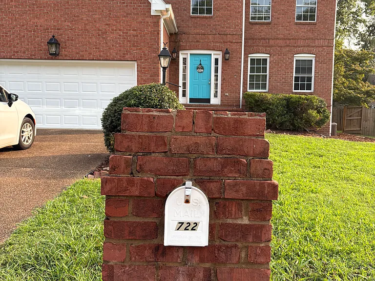 722 Creek Dr — Photo 1