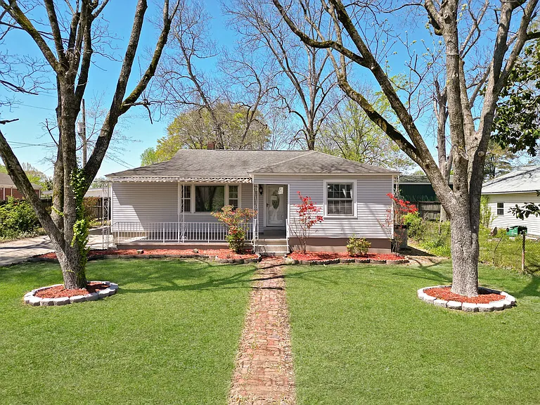 305 Hickory Ave SW — Photo 2