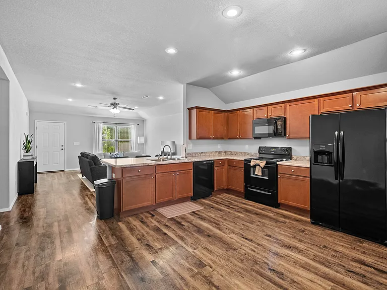 927 E Swift Dr — Photo 9