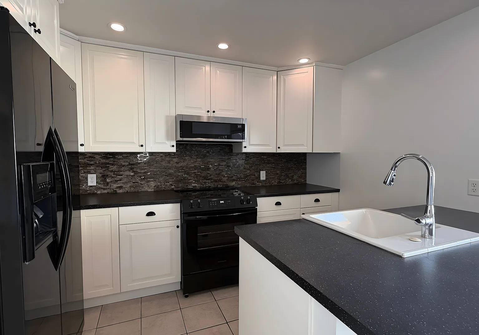 2422 Graham Ave. — Photo 3